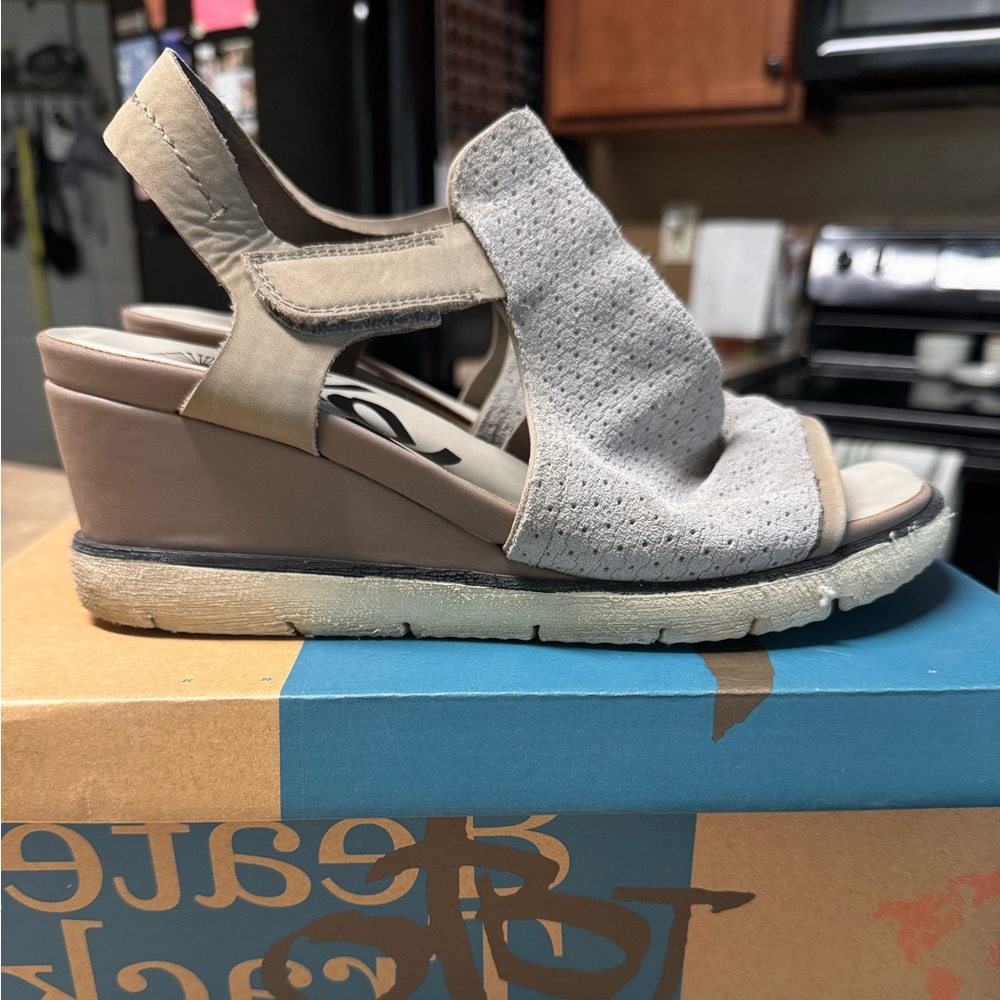 OTBT (Off The Beaten Track) sandals